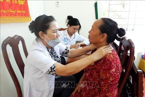 Khám bệnh, phát thuốc miễn phí cho người dân vùng biên giới