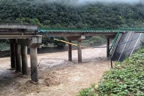 Hơn 40 người chết và mất tích trong vụ sập cầu ở Trung Quốc