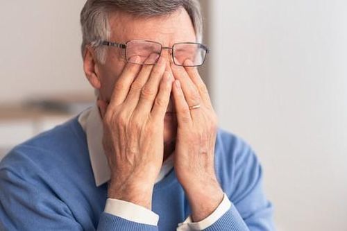 Nhìn thấy đốm đen trước mắt là do đâu? Có phải bệnh lý nguy hiểm không?