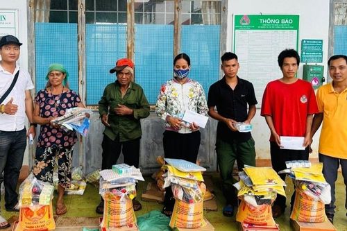 Gia Lai: Trên 550 suất quà tặng cho người nghèo và học sinh khó khăn huyện Chư Sê và Chư Prông