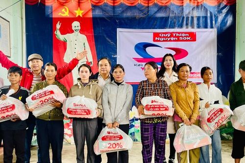 Tặng 25 suất quà cho gia đình chính sách và hộ nghèo huyện Phú Thiện