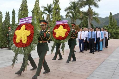Phó Chủ tịch Quốc hội Nguyễn Khắc Định viếng Nghĩa trang liệt sĩ Hòn Dung