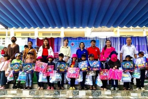 Bảo Lộc: Trao tặng hơn 120 phần quà cho học sinh đồng bào DTTS khó khăn