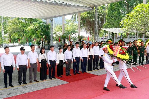Màu xanh trên đá núi