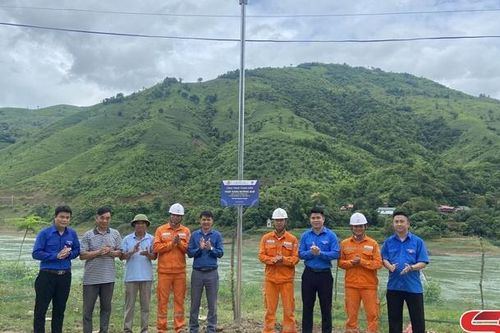 Khánh thành công trình 'Thắp sáng đường quê'