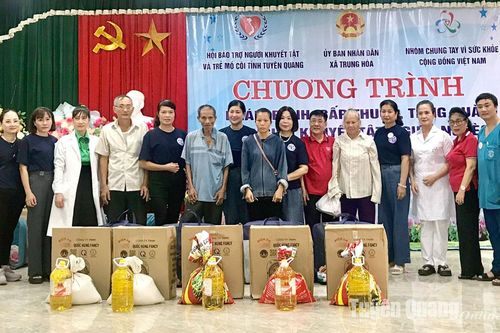 Cấp phát thuốc miễn phí và tặng quà cho trên 250 người khuyết tật, hộ nghèo xã Trung Hòa