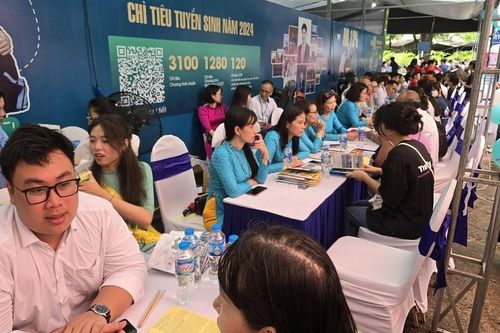 Học viện Tài chính giải đáp nhiều thông tin hữu ích cho hàng nghìn thí sinh