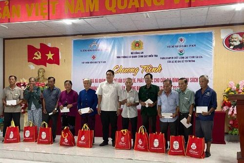 Kiên Giang: Khám bệnh, tư vấn sức khỏe gia đình chính sách và người nghèo
