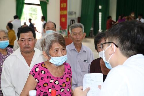'Hành trình sức khỏe xanh' - Thăm khám và trao 500 phần quà cho người nghèo