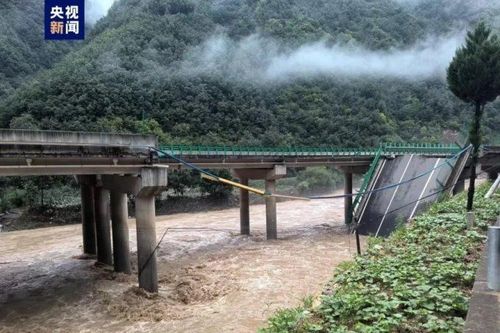 Trung Quốc: Sập cầu cao tốc, 11 người chết, hơn 30 người mất tích