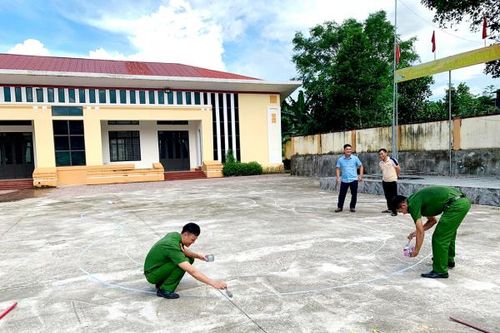 Công an xã giúp người dân học lái xe ngay tại địa bàn