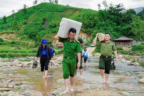 Tuổi trẻ Công an Quảng Nam 'Hành quân xanh' về vùng cao Nam Trà My