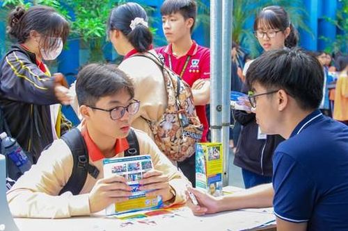 Trường Đại học Nguyễn Tất Thành trao học bổng giá trị lớn