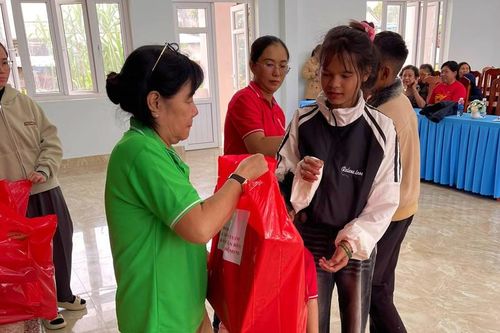 Hội Khuyến học tỉnh Lâm Đồng trao học bổng, quà cho học sinh, phụ huynh Lâm Hà