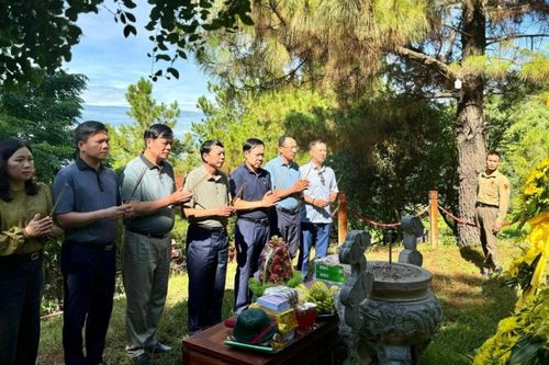 Đoàn đại biểu tỉnh dâng hương, viếng mộ Đại tướng Võ Nguyên Giáp tại huyện Quảng Trạch (Quảng Bình)