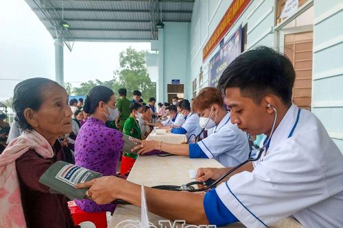 Khám bệnh, cấp thuốc miễn phí cho người có công