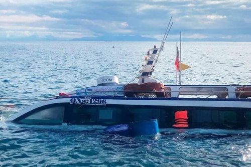 Cano chìm ở đảo Cù Lao Chàm, 23 người thoát chết