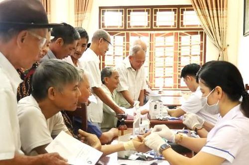 Tình nguyện vì sức khỏe người dân xã đảo Minh Châu (huyện Ba Vì)