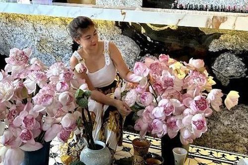 Vợ cũ Phước Sang cắm hoa sen độc lạ khắp nhà hàng, vợ Mạnh Trường cũng 'chịu chơi' không kém