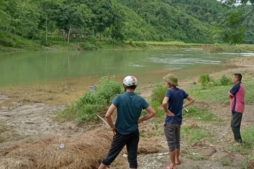 Dắt nhau băng qua suối, 2 người phụ nữ bị nước cuốn