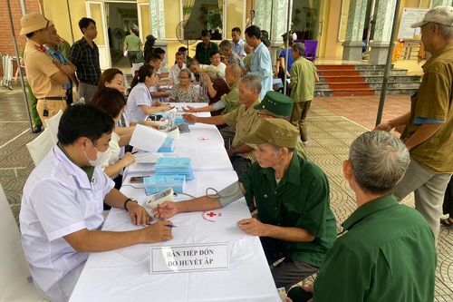Trao những món quà tri ân ấm áp nghĩa tình ở huyện Cẩm Thủy