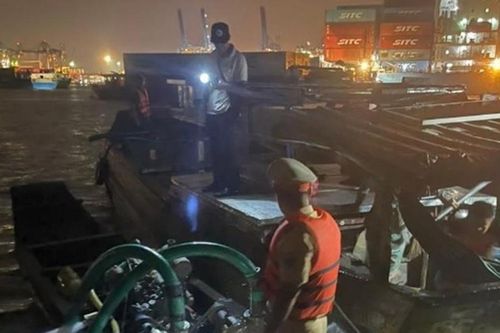 Đồng Nai: Bắt giữ hai ghe khai thác, mua bán cát trái phép
