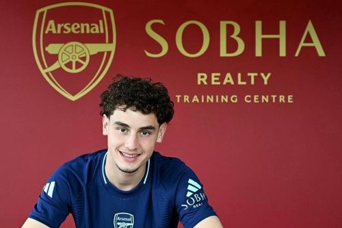 Arsenal công bố tân binh đầu tiên
