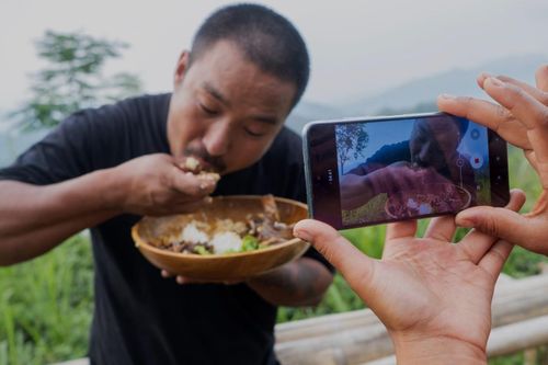 Mukbang châu chấu, ve sầu để phá vỡ định kiến