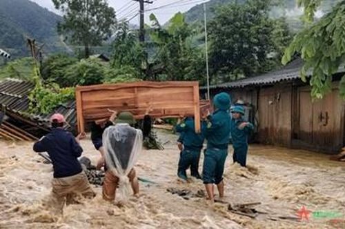 100 cán bộ, chiến sĩ lực lượng vũ trang huyện Mù Cang Chải giúp dân khắc phục hậu quả mưa lũ