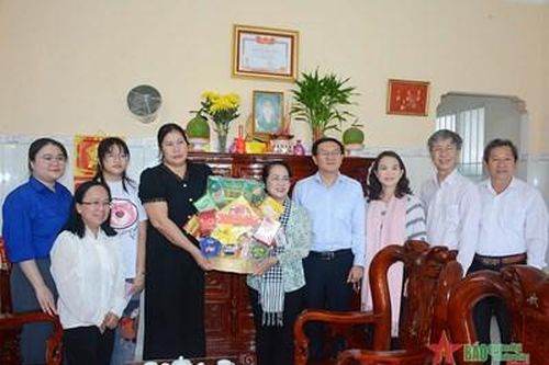 TP Hồ Chí Minh thăm, tặng quà gia đình chính sách tại Côn Đảo