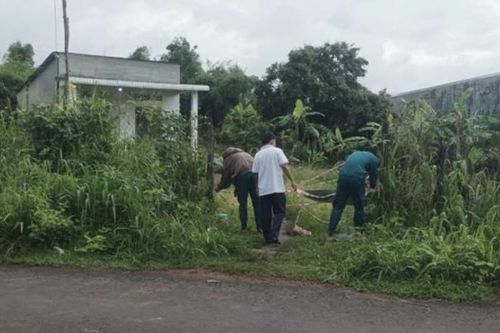 Phát hiện thi thể một phụ nữ bị cuốn chặt bằng quần áo, bốc cháy trong phòng tắm