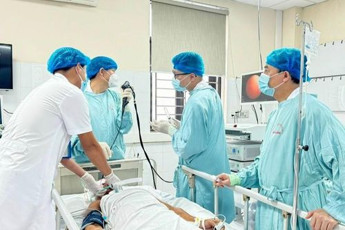 Cơ thể người đàn ông cứng như khúc gỗ vì chiếc cọc tre