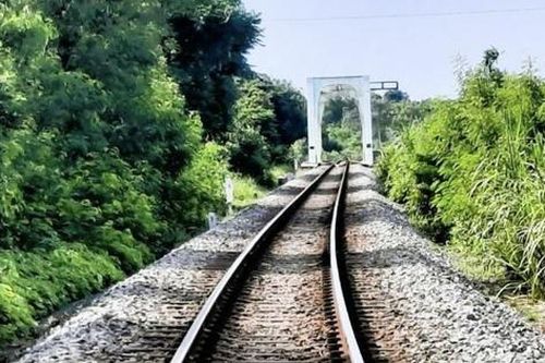Đi bộ trên đường sắt, thiếu niên 15 tuổi bị tàu hỏa tông tử vong