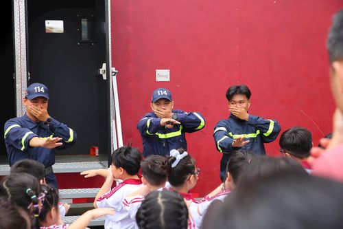 150 học sinh trải nghiệm kỹ năng chống 'bà hỏa'