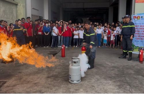 Chiến sĩ 'Hoa phượng đỏ' trải nghiệm 'Một ngày làm chiến sĩ PCCC'