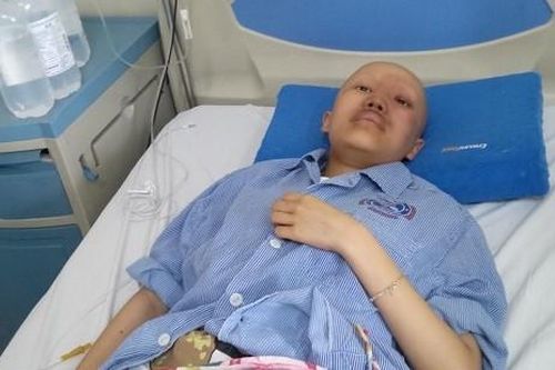 Mẹ đơn thân khẩn cầu xin cứu con gái ung thư đã di căn