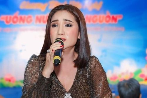 NSND Trịnh Kim Chi, MC Cát Tường xúc động khi hát trước các nghệ sĩ gạo cội