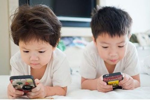 Độ tuổi nào phù hợp cho con dùng điện thoại?