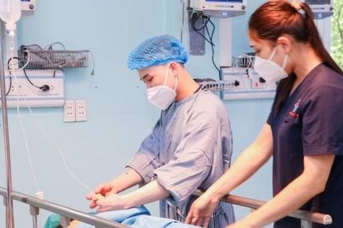 Bé 5 tuổi bị polyp đại tràng kích thức 3cm