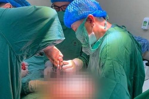 Người phụ nữ 57 tuổi mang khối u buồng trứng 7kg