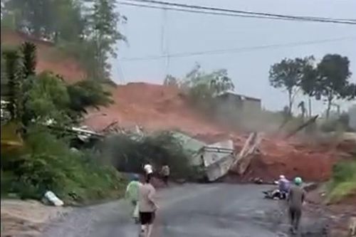 Khoảnh khắc mảng đồi bất ngờ sụp lở vùi lấp nhà dân ở Lâm Đồng