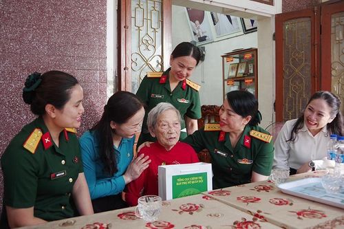 Thăm hỏi, tặng quà các đối tượng chính sách ở Hà Tĩnh