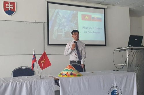 Giới thiệu hình ảnh đất nước, con người Việt Nam tại trại Hè ở Slovakia