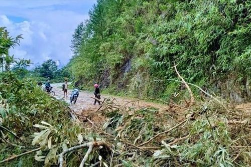 Yên Bái: Quốc lộ 32 qua đèo Khau Phạ đã được thông tuyến sau sạt lở đất trong đêm
