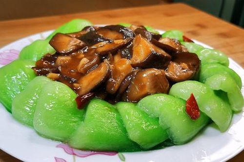 2 loại rau dễ ''tắm'' thuốc trừ sâu, cái số 1 nhiều người mê tít
