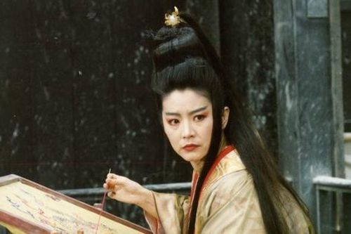 Trước khi luyện Quỳ Hoa bảo điển Đông Phương Bất Bại là người như thế nào?