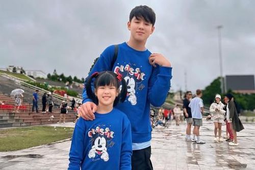Lê Phương đưa 2 nhóc tỳ đi du lịch, diện mạo con trai gây chú ý