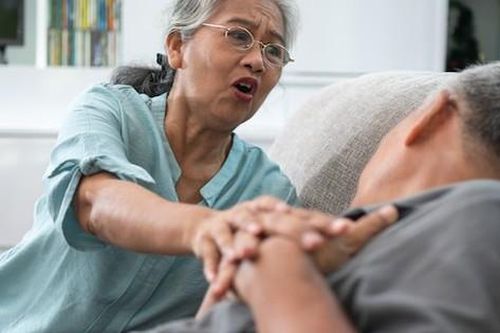 Thỉnh thoảng bị đau nhói ở ngực có phải dấu hiệu bệnh tim nguy hiểm?