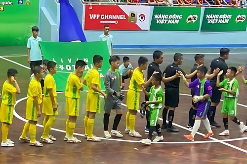 Nghi vấn gian lận tuổi cầu thủ 'nhí' Nghệ An: Một cầu thủ mang... 2 họ khác nhau?