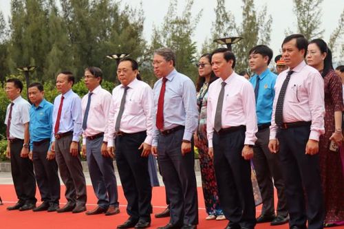Phó Chủ tịch Quốc hội Nguyễn Khắc Định viếng các Anh hùng liệt sĩ tại Khu tưởng niệm chiến sĩ Gạc Ma